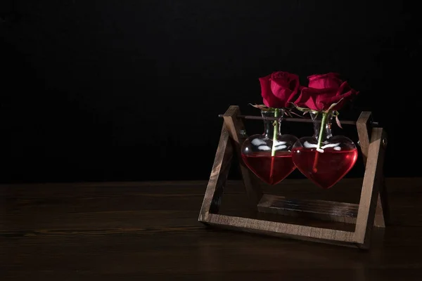 两朵红玫瑰在木架上的心形花瓶 — 图库照片