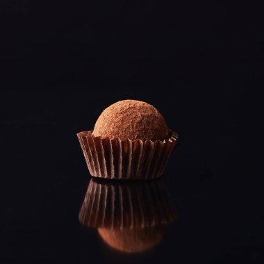 siyah tatlı truffle şeker görünümü kadar kapatın