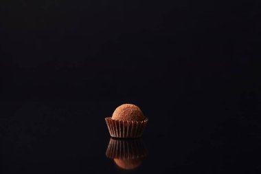 siyah tatlı truffle şeker görünümü kadar kapatın