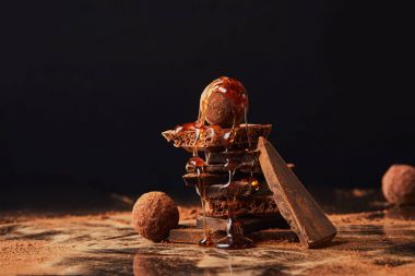 siyah truffles ve çikolata karamel ve kakao tozu ile görünümü kadar kapatın