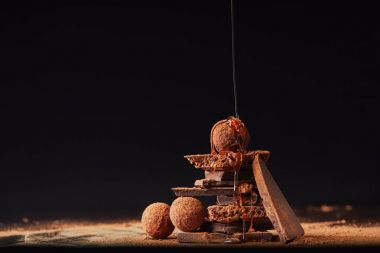 siyah truffles ve çikolata üzerine dökerek karamel sürecinin kakao tozu süreci ile görünümü kadar kapatın