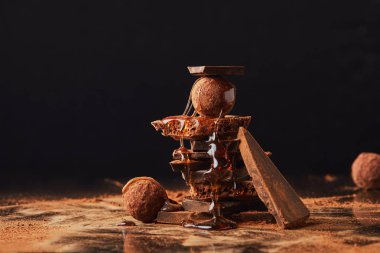 siyah truffles ve çikolata karamel ve kakao tozu ile görünümü kadar kapatın