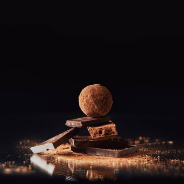 Görünüm trüf çikolata kakao tozu siyah ile kapatmak