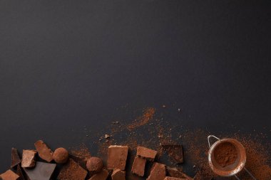 gri masa üzerinde çikolata, domalan ve elek çeşitli türde düzenlemenin Üstten Görünüm