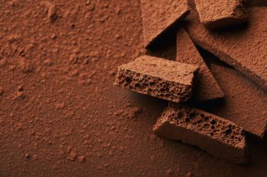 çikolata kakao tozu barlarda yığını görünümünü kapat