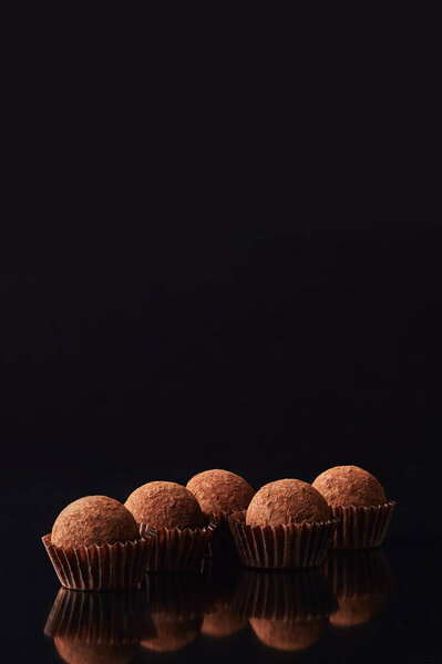 крупным планом зрения вкусных трюфели на черном