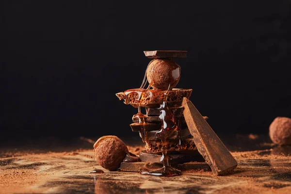 Närbild Bild Tryfflar Och Chokladkakor Med Karamell Och Kakao Pulver — Stockfoto