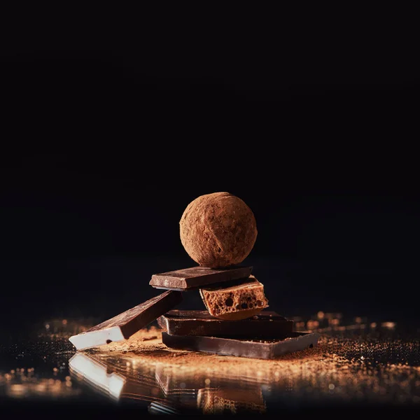 Крупным Планом Трюфели Шоколадных Батончиках Какао Порошком Черном — стоковое фото