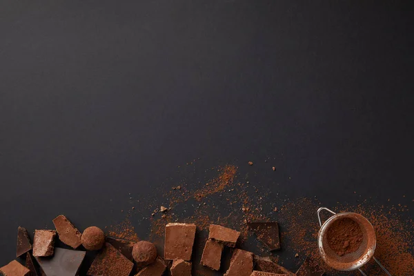 Anordnung Verschiedener Schokoladensorten Trüffel Und Sieb Auf Grauer Tischplatte — Stockfoto