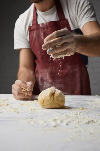 Imagen Recortada Chef Preparando Masa Cocina — Foto de Stock