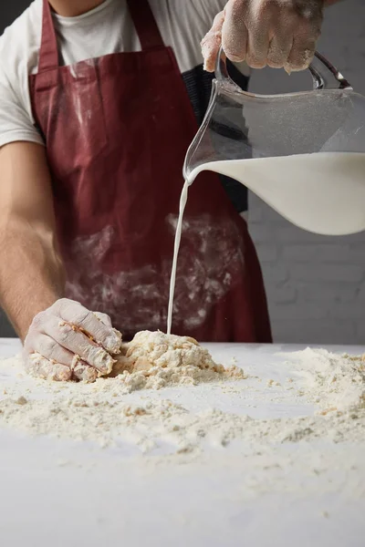 Bijgesneden Afbeelding Van Chef Kok Voorbereiding Van Deeg Gieten Melk — Stockfoto