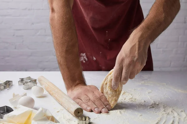 Abgeschnittenes Bild Vom Koch Der Teig Der Küche Zubereitet — Stockfoto