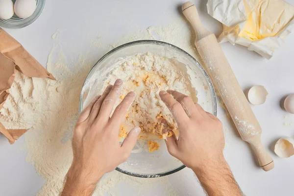 Abgeschnittenes Bild Vom Koch Der Teig Knetet — Stockfoto