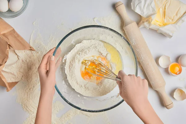 Imagen Recortada Chef Preparando Masa Batiendo Harina Huevos — Foto de Stock