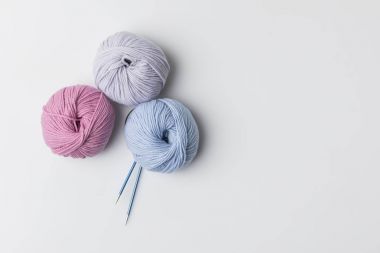 renkli iplik topları ve örgü beyaz izole iğne Üstten Görünüm 