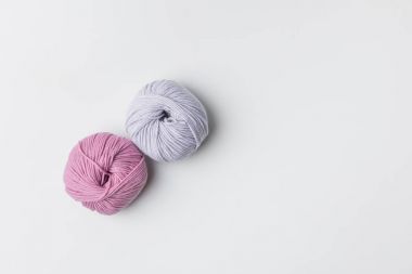 iki iplik topları beyaz kopya alanı ile izole Üstten Görünüm