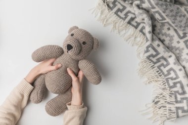 oyuncak ayı beyaz arka plan üzerinde elinde tutan kadın kırpılmış görünümünü