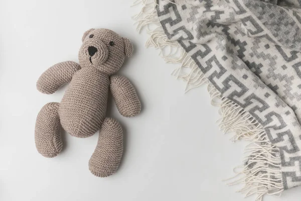 Bovenaanzicht Van Teddybeer Leggen Buurt Van Deken Witte Achtergrond — Stockfoto