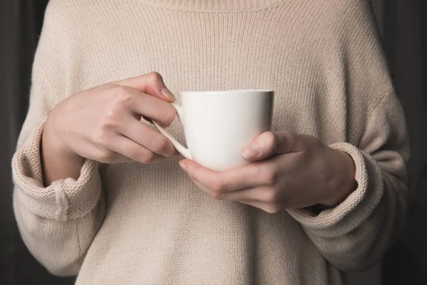 Buik Van Vrouw Bedrijf Muf Koffie Handen Zwarte Achtergrond — Stockfoto