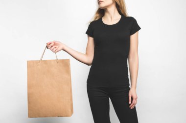 Beyaz alışveriş çantası ile üzerine boş siyah t-shirt genç kadın