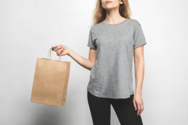 kırpılan boş gri t-shirt üzerine beyaz alışveriş çantası ile kadında doz