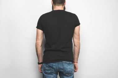 arkadan görünüşü adam t-shirt izole siyah üzerine beyaz
