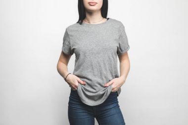 genç kadının boş gri t-shirt üzerine beyaz kırpılmış atış