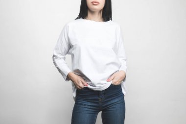 genç kadının beyaz boş sweatshirt içinde kırpılmış atış
