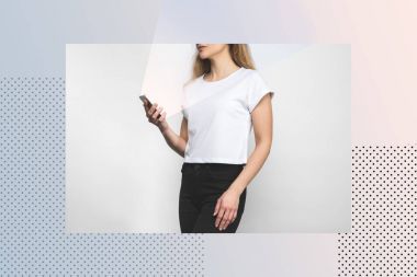 yaratıcı çerçeve ile beyaz boş t-shirt kadının kırpılmış atış