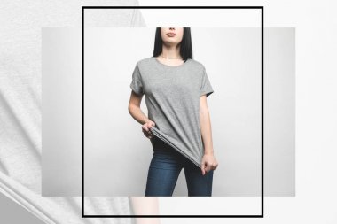 boş gri t-shirt üzerine beyaz yaratıcı çerçeve ile şık genç kadın