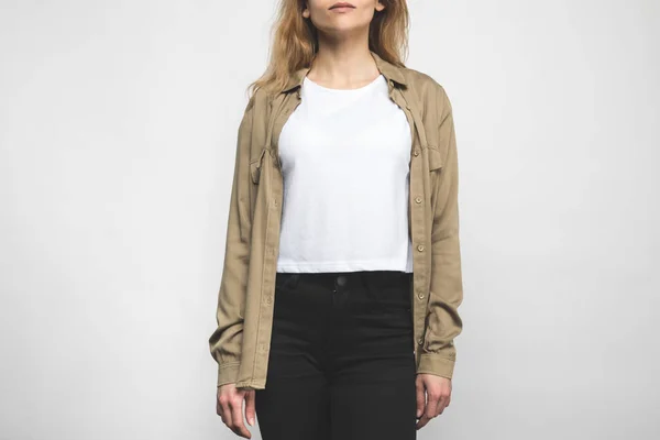 Recortado Tiro Mujer Joven Camisa Con Estilo Blanco — Foto de Stock