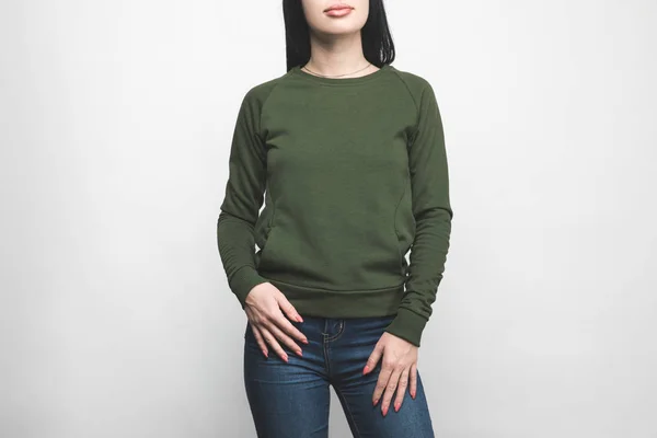 Tiro Recortado Mujer Joven Sudadera Verde Blanco Sobre Blanco —  Fotos de Stock