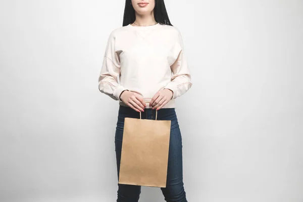 Młoda Kobieta Puste Bluza Białym Torbą Zakupy — Zdjęcie stockowe