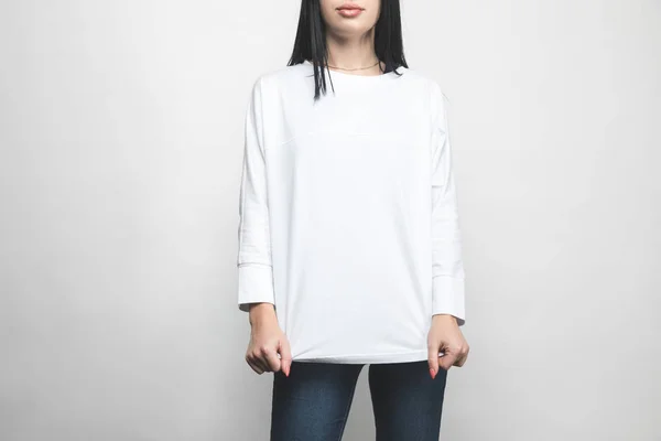 Tiro Cortado Atraente Jovem Mulher Camisola Branco Branco — Fotografia de Stock