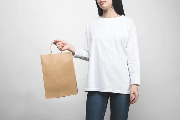 Jovem Mulher Camisola Branco Branco Com Saco Compras — Fotografia de Stock
