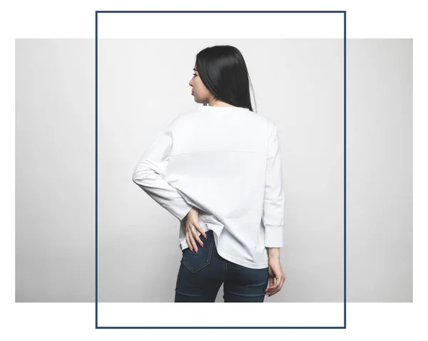 Achteraanzicht Van Aantrekkelijke Vrouw Lege Sweatshirt Wit Met Creatieve Frame — Stockfoto