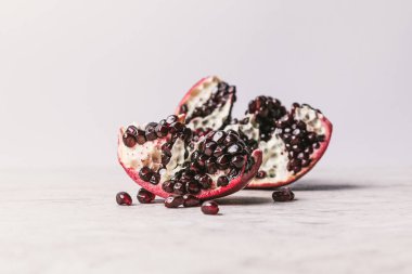 Mermer masada olgun lezzetli nar