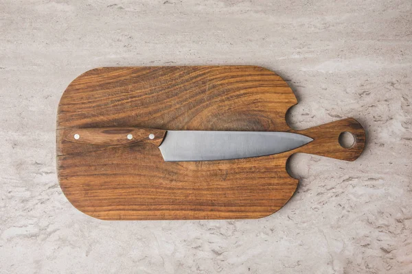 Mermer Masa Üzerinde Kesme Tahtası Üzerinde Bıçak Üstten Görünüm — Stok fotoğraf