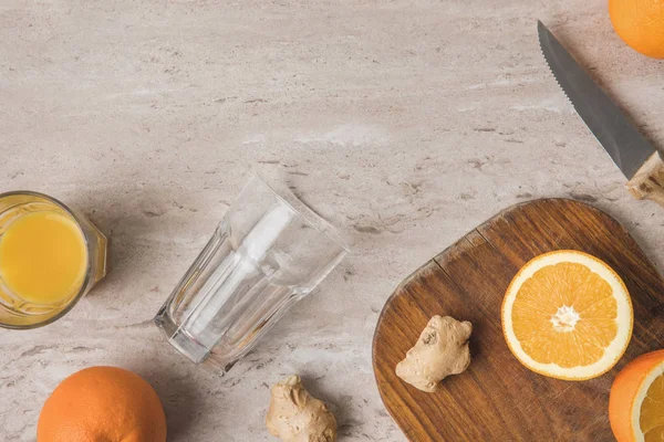 Draufsicht Auf Die Zubereitung Von Hausgemachtem Orangensaft Mit Ingwer — kostenloses Stockfoto
