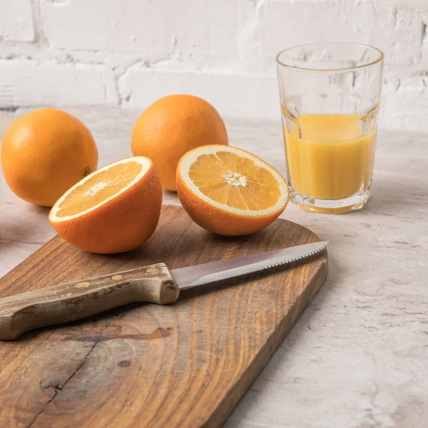 Naranjas Cuchillo Sobre Tabla Madera Sobre Mesa Mármol — Foto de stock gratuita