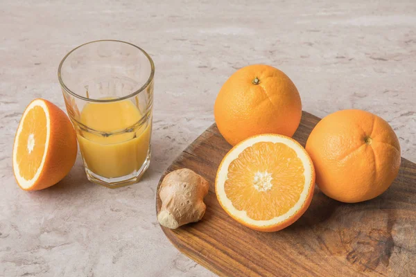 Hoge Hoekmening Van Sinaasappelen Gember Snijplank — Stockfoto
