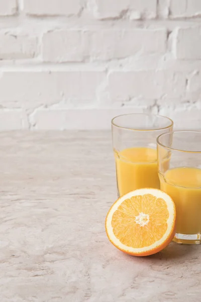 집에서 오렌지 주스와 대리석 테이블 오렌지 — 스톡 사진