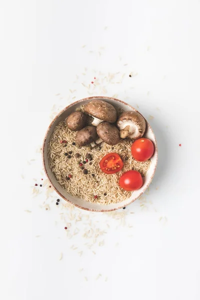 Vista Superior Arroz Cru Tigela Com Cogumelos Tomates Superfície Branca — Fotografia de Stock