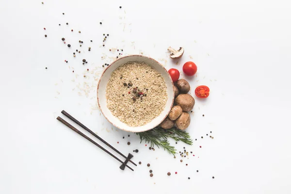 Composição Leigos Planos Arroz Cru Tigela Com Cogumelos Tomates Superfície — Fotografia de Stock