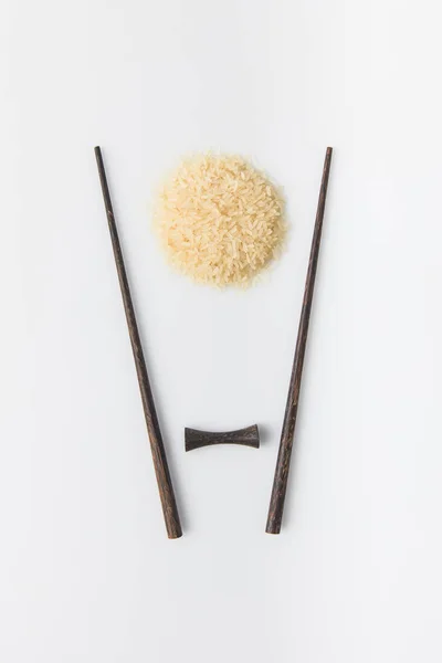 Draufsicht Auf Rohen Reis Mit Stäbchen Isoliert Auf Weiß — Stockfoto