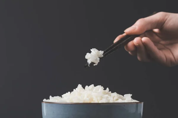 Beskuren Bild Kvinna Med Nykokt Ris Från Skål Med Pinnar — Stockfoto