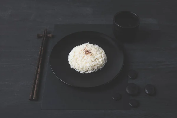 Arroz Com Xícara Chá Pauzinhos Mesa Preta — Fotografia de Stock