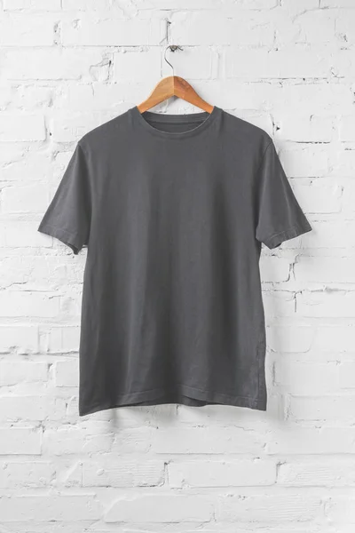 Une Chemise Gris Foncé Sur Cintre Sur Mur Blanc — Photo