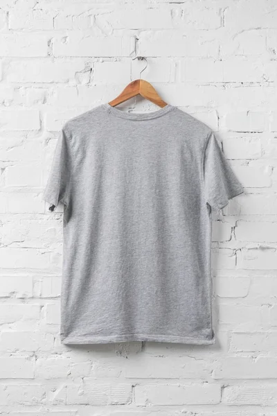 Uma Camisa Cinza Cabide Parede Branca — Fotografia de Stock
