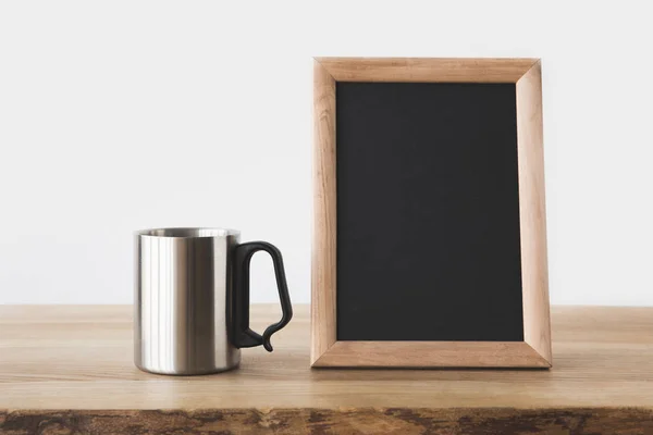 Silberne Tasse Und Tafel Rahmen Auf Holztisch Auf Weiß — Stockfoto